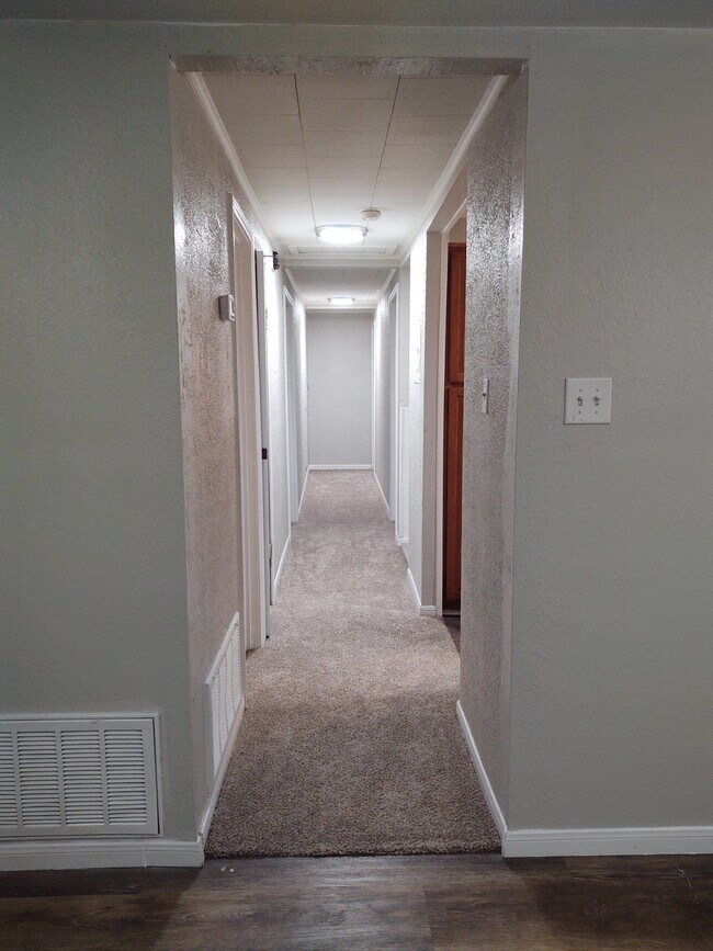 Building Photo - 1007 Northcliff Dr