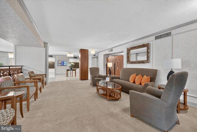 Foto del edificio - 5901 Mt Eagle Dr