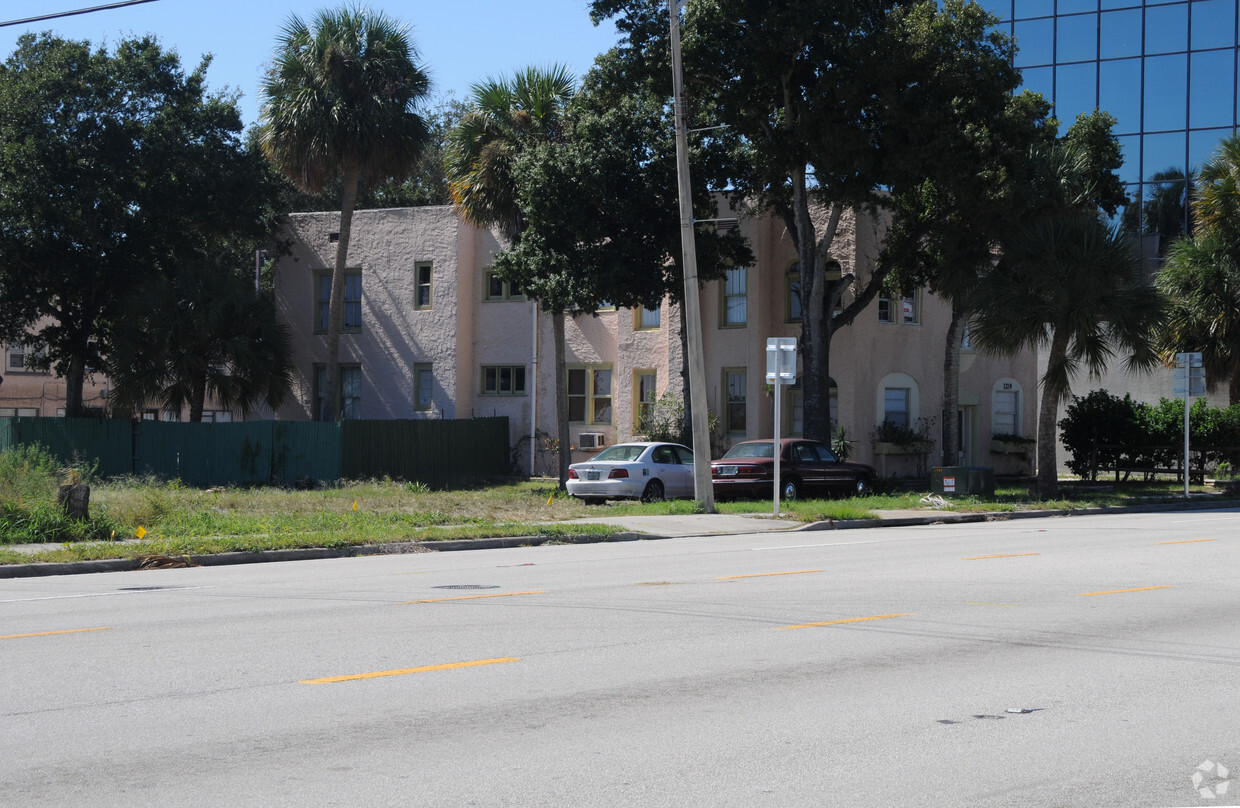 Building Photo - 1219 E Strawbridge Ave