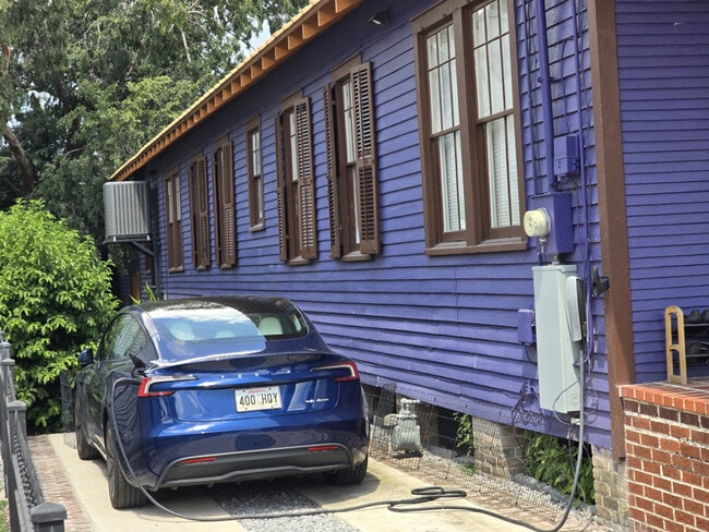 Building Photo - 1122 Dante St