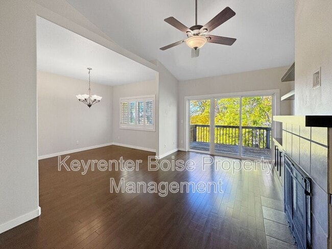 Building Photo - 2035 S Travertine Way