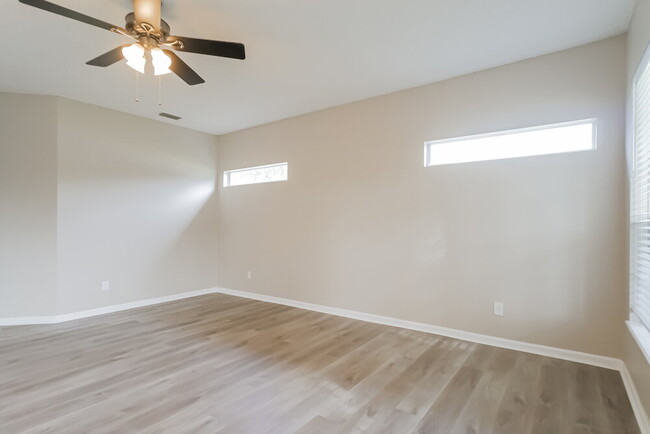 Building Photo - 328 Whisper Ridge Dr