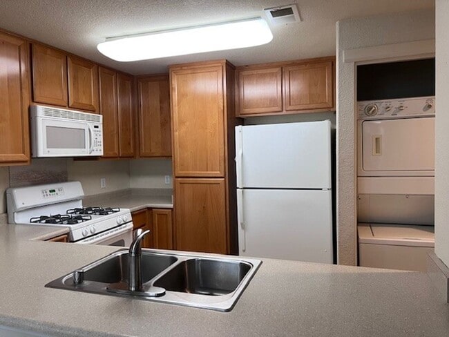 Foto del edificio - Gated condo with 1 car garage and community pool.