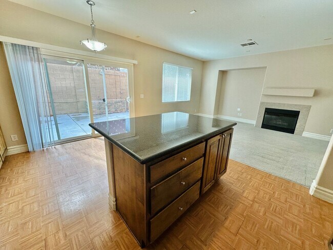 Foto del edificio - Rhodes Ranch guard gated golf course community home with a bedroom & full bath downstairs! Upstai...