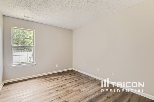 Building Photo - 2214 Coatsdale Ln