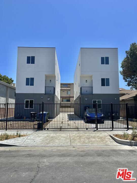 Primary Photo - 22326 Denker Ave