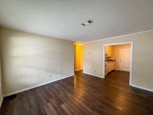 Building Photo - 2 Bedroom 1 Bath Duplex off Creighton Rd!