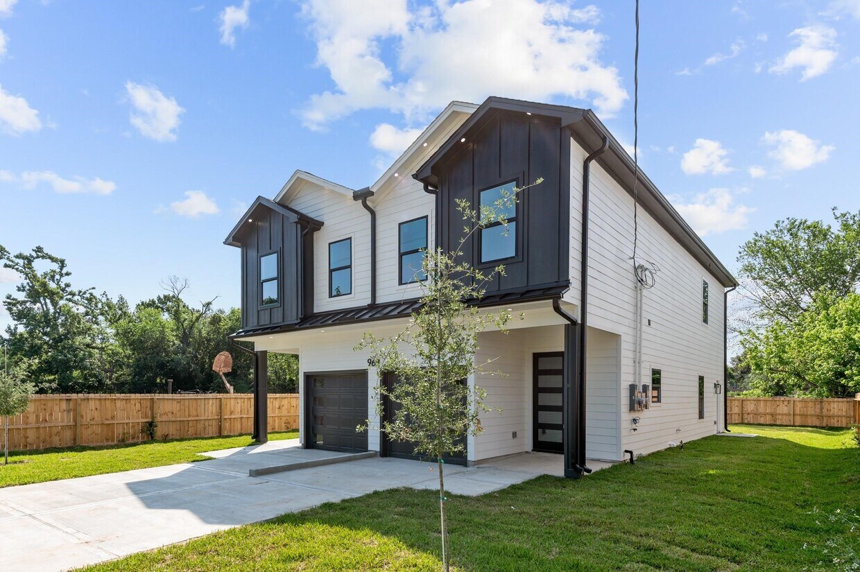 Foto principal - 969 Reverend B J Lewis Dr