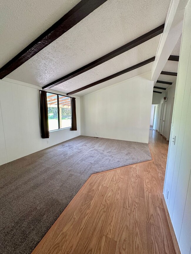 Building Photo - Country 2 Bedroom Available 10/06/2024