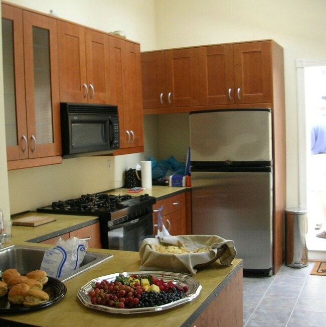 Modern Kitchen with Gas Stove - 2222 Gough St