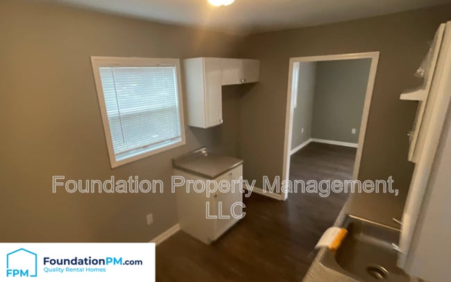 Building Photo - 998 Restbrook Ave