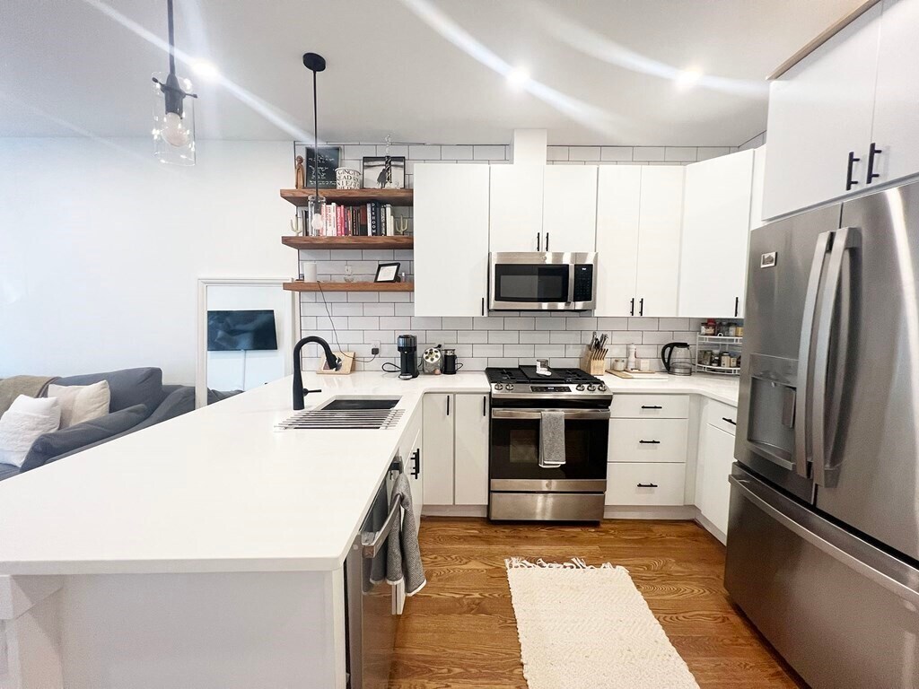 Primary Photo - 335 Maverick St