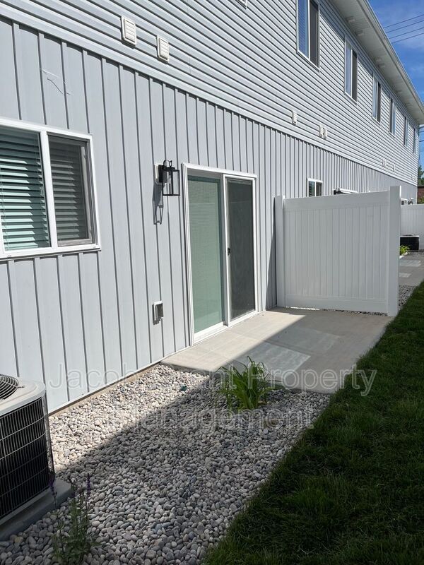 Building Photo - 1645 S Bellin Rd