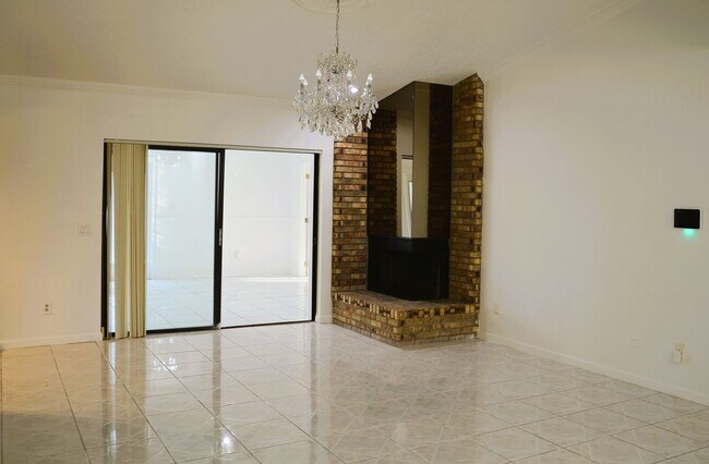 Building Photo - Spacious 4-Bed, 3-Bath Belle Isle Home wit...
