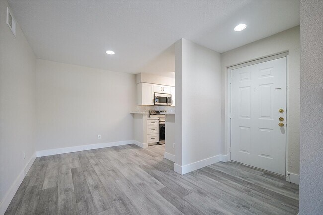 Building Photo - 833 Riverside Dr