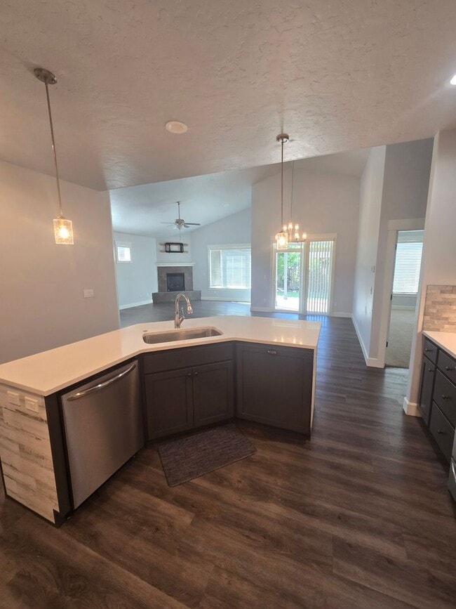 Building Photo - Beautiful Home with Comfort and Convenienc...
