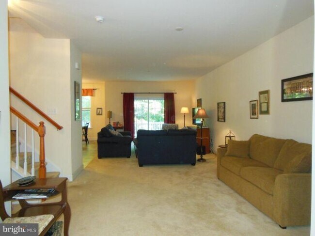 Building Photo - 281 Deepdale Dr