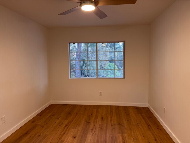 Foto del edificio - 1373 Real Way Ln