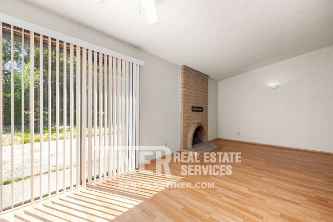 Foto del edificio - 8121 Rattan Way