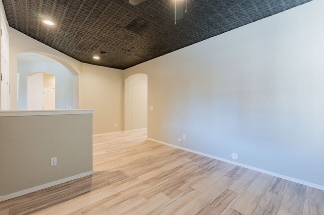 Foto del edificio - Four Bedrooms, 3 Car Garage - New flooring!