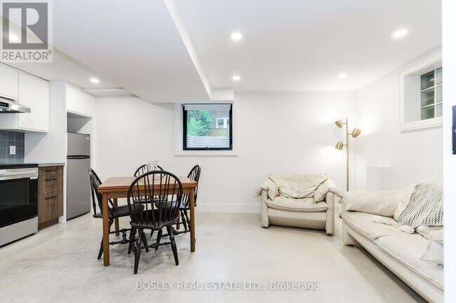 Building Photo - 47 Linnsmore Cr