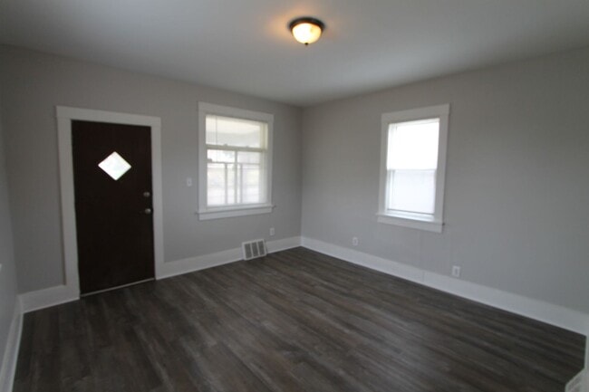 Foto del edificio - Two Bedroom Home priced right! Off street ...