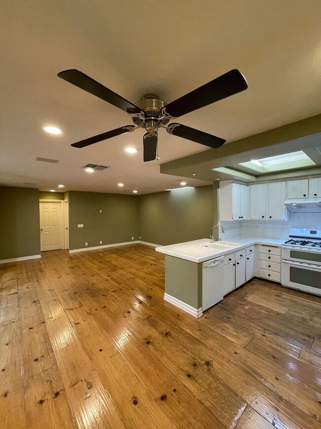 Building Photo - 3 Bedroom Irvine Home - Large Master Suite...