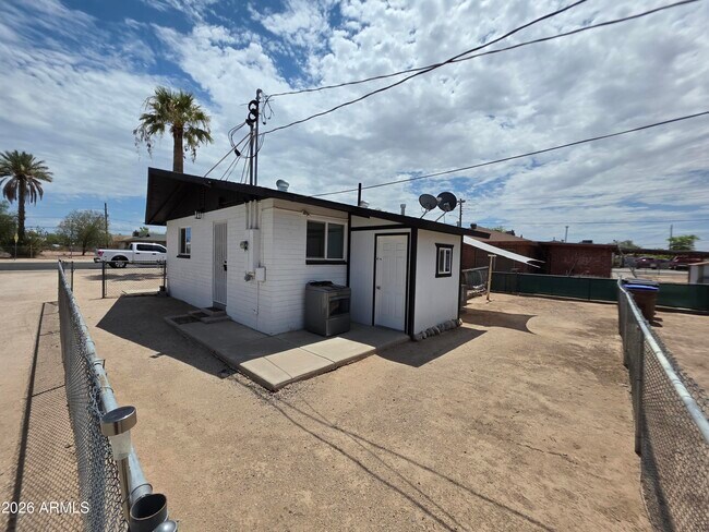 Foto del edificio - 574 S Park St