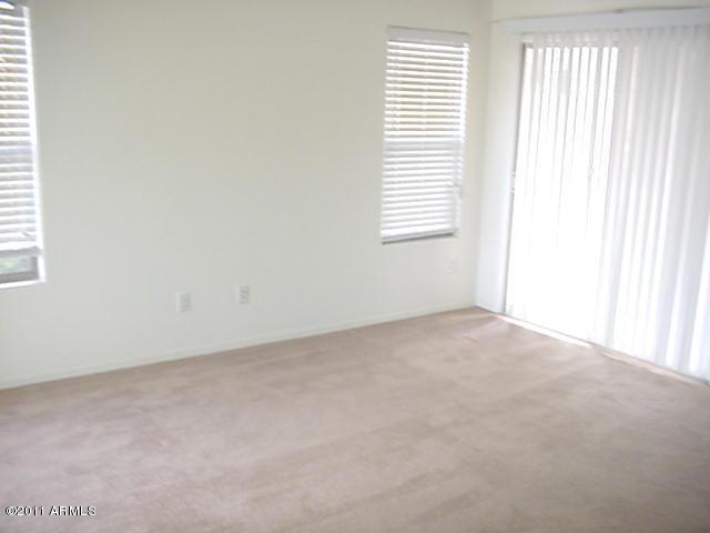 Foto del edificio - SINGLE LEVEL HOUSE ON CORNER LOT
