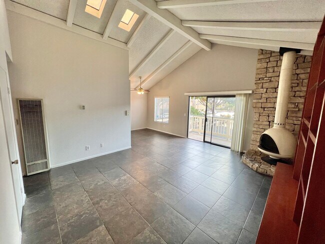 Building Photo - Alamitos Beach 2 Bedroom Condo - Close to ...