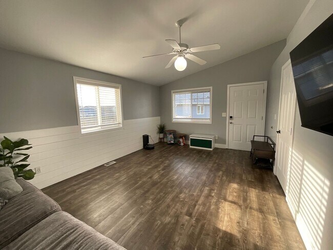 Foto del edificio - 3 Bed, 2 Bath Home with Large Fenced Lot