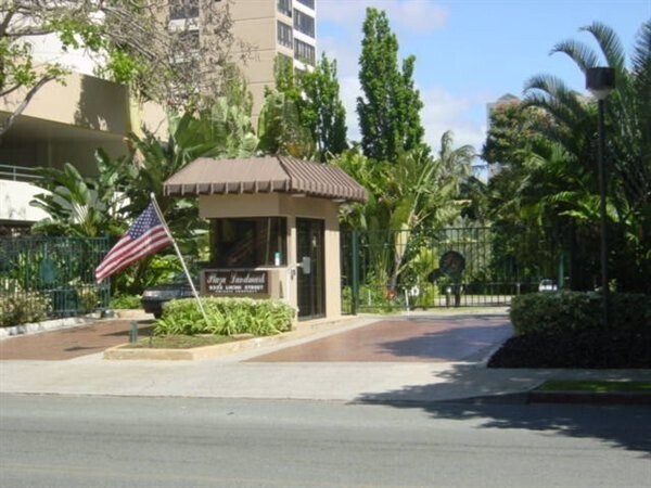Primary Photo - Studio, 1 Bath, 1 Parking - Plaza Landmark
