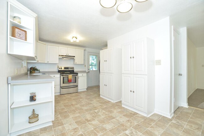 Armarios de despensa, frigorífico detrás de los armarios. - 135 Elmont St