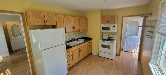 Building Photo - AVAILABLE AUGUST - 2 Bed, 1 Bath With Secl...