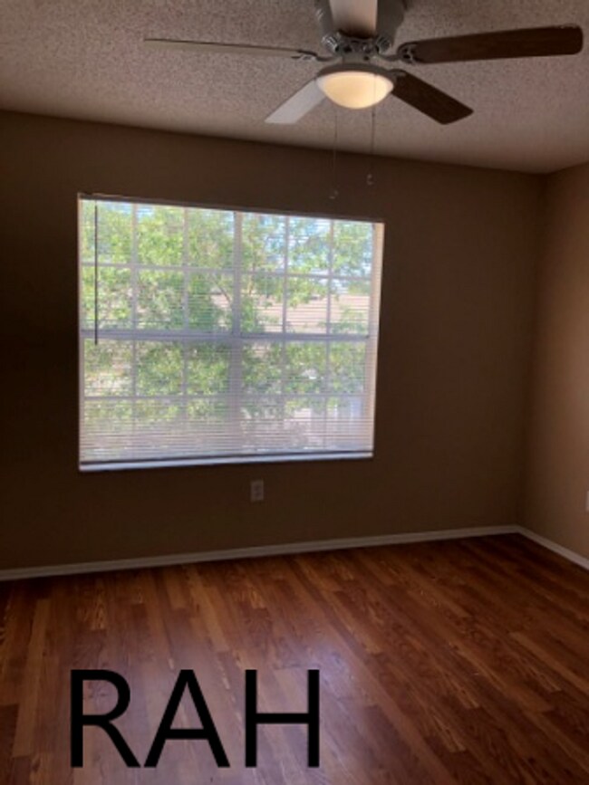 Foto del edificio - Three Bedroom Two Story Townhome,  Close t...