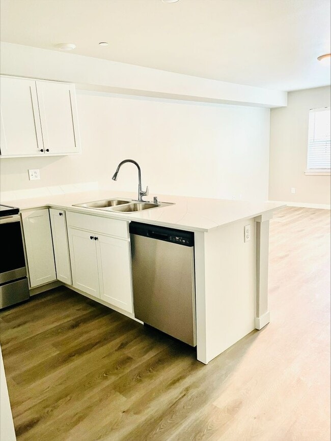 Building Photo - Newer Two Bedroom Apartment!