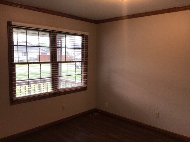 Building Photo - 242 Teal Ln