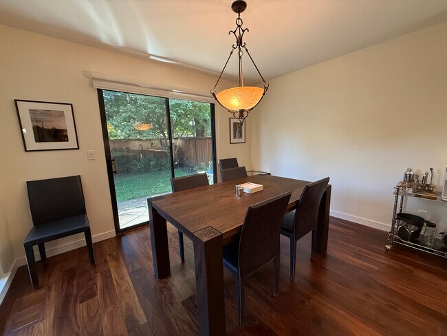 Foto del edificio - 6484 Heather St