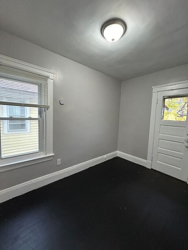 Building Photo - Charming 3-Bedroom Home with Great Space /...