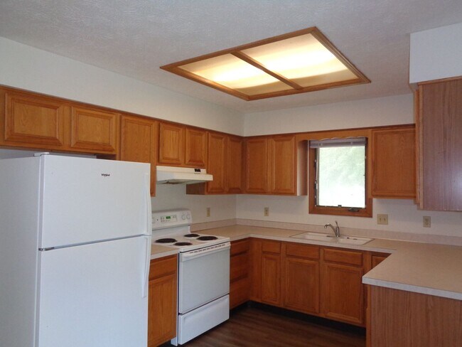 Foto del edificio - Spacious 3-Bedroom Home with Fenced Yard –...