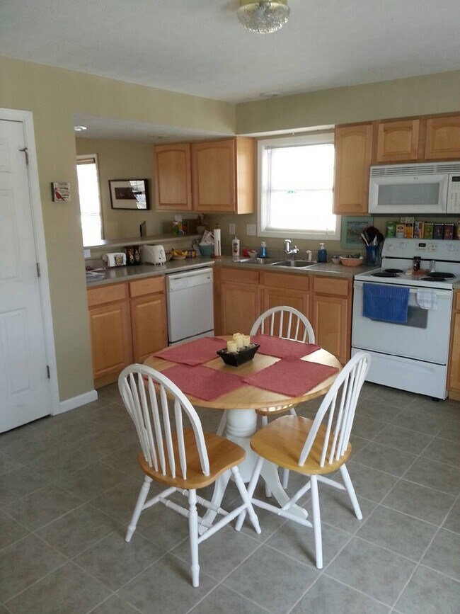 Building Photo - 3 BEDROOM Available August; Monthly rent $...