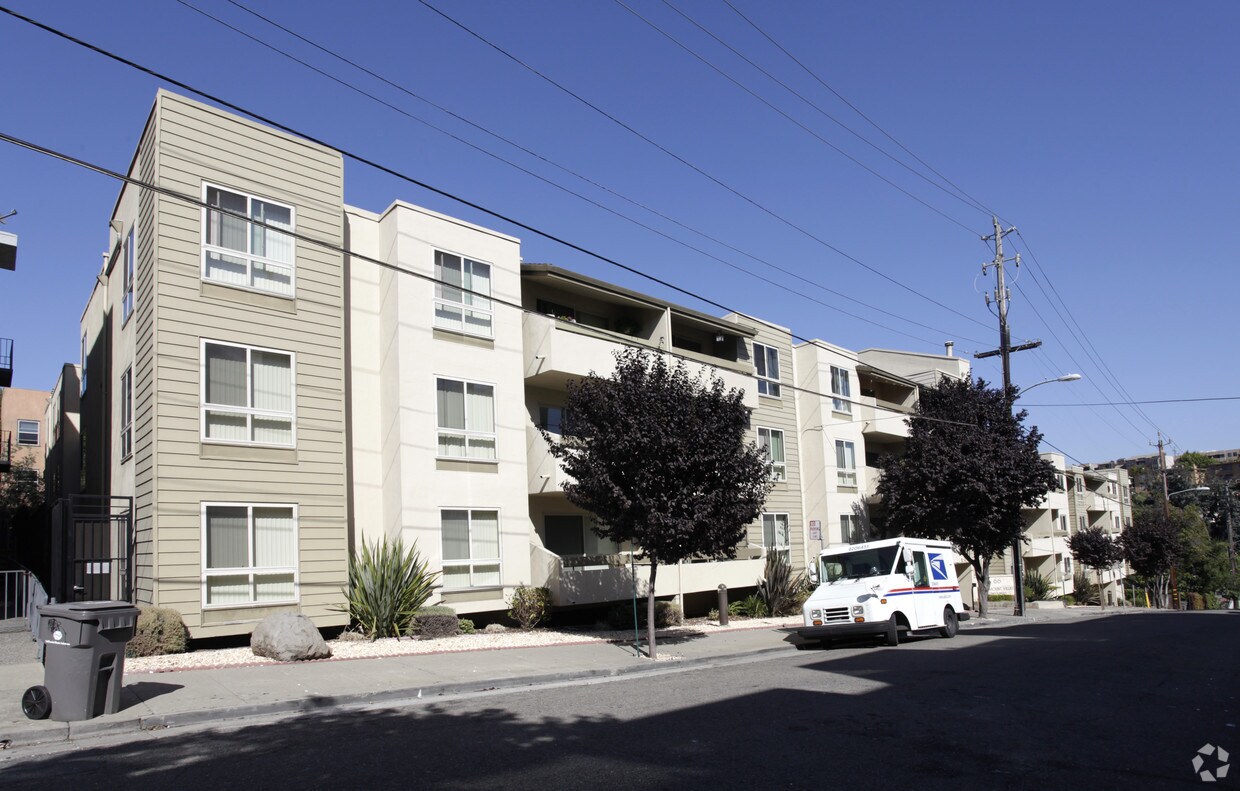 Fairmount Villas Apartments in Oakland, CA