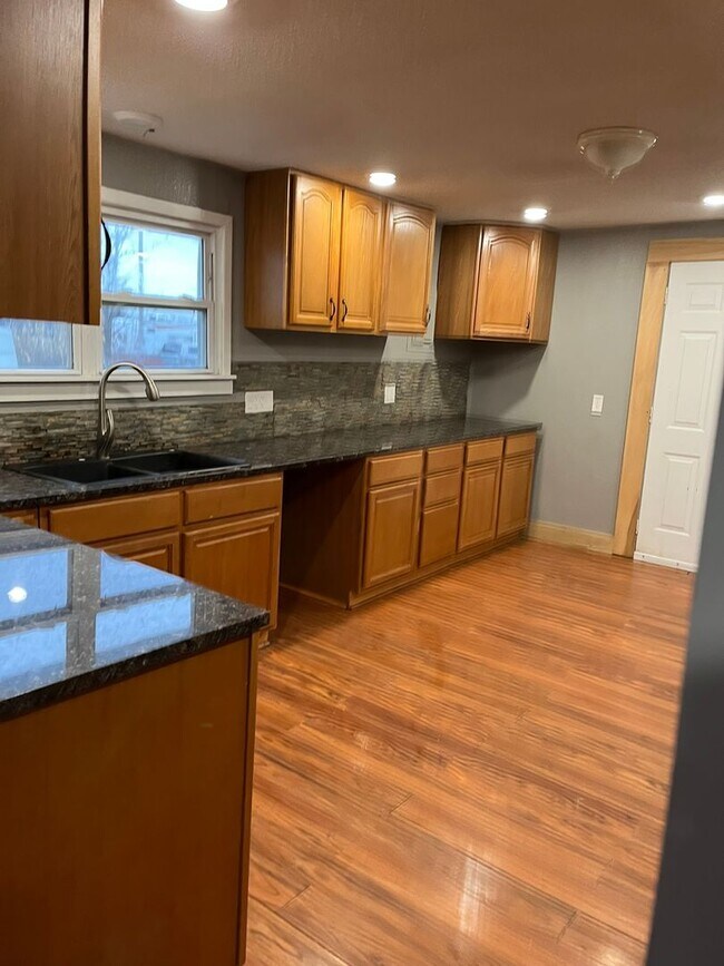 Foto del edificio - 3BR House | Garage + W/D Included | Large Yard | Pets Welcome | Chanute KS | Available April 8