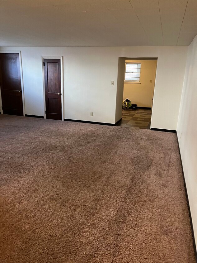 Spacious living room - 411 S High St