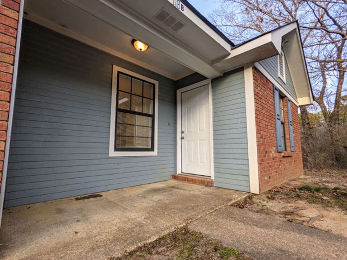 2 bed 1 bath on quiet street! Available now!! - 2 bed 1 bath on quiet street!
