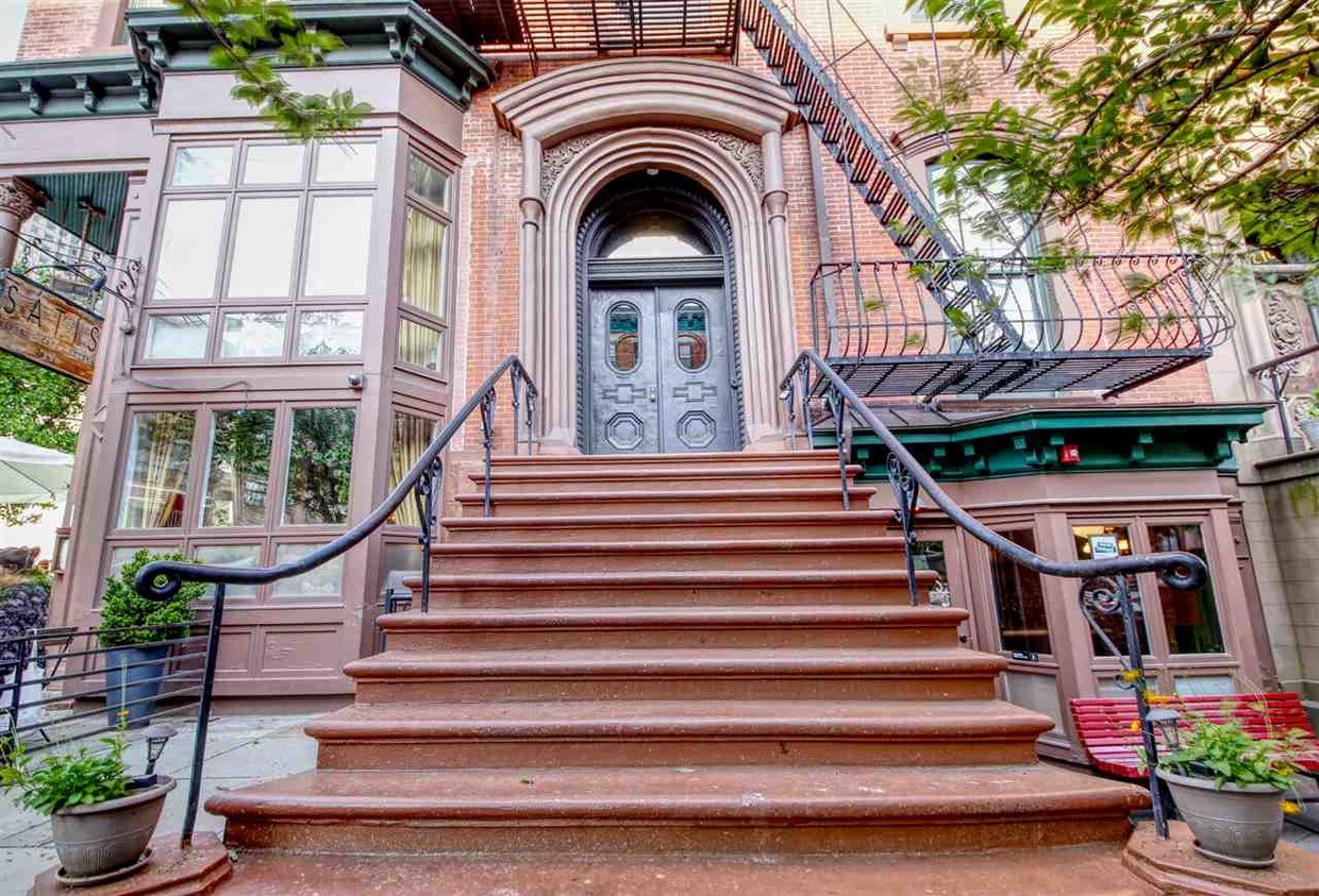 Primary Photo - 212 Washington St