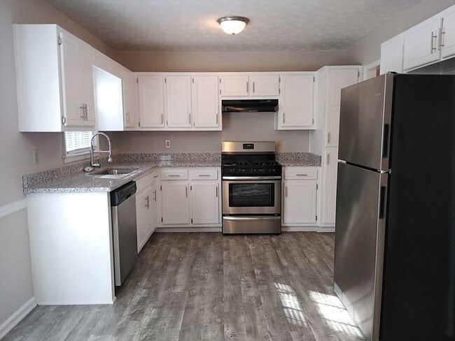 Building Photo - Now Available! 5 bedroom 2 bath home!