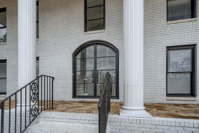 Foto del edificio - Furnished Estate Home - Double Curved Stairway - Marble Floors - Waterfall Island