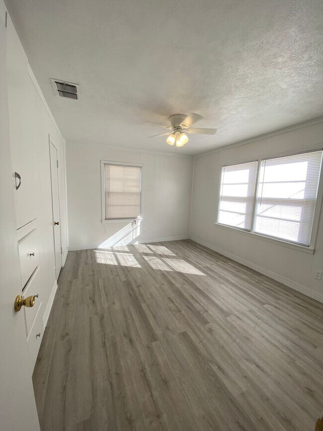 Building Photo - Pre-Leasing for Summer/Fall 2024