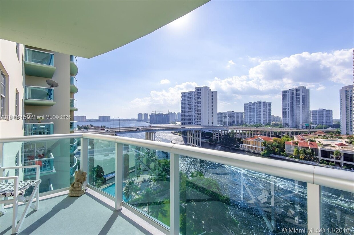 Foto principal - 19390 Collins Ave